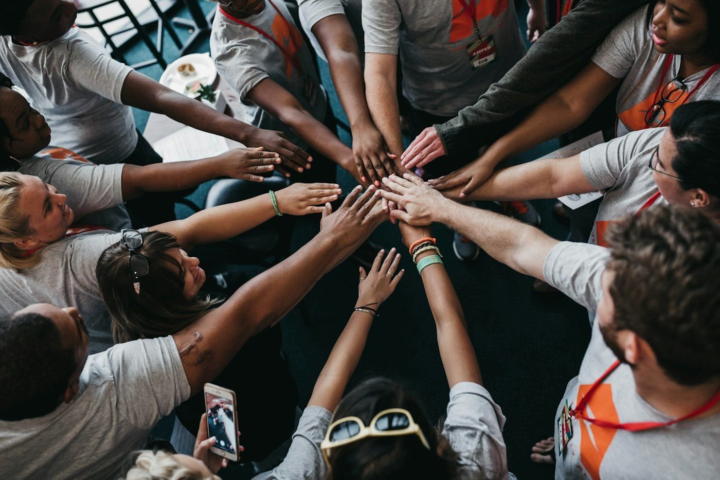 Team building: mãos unidas em círculo